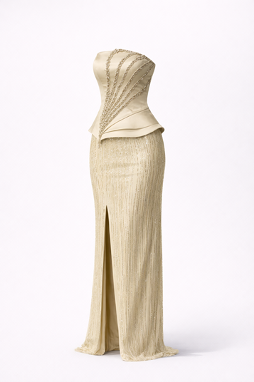 Vestido de noche beige sin tirantes con cuentas